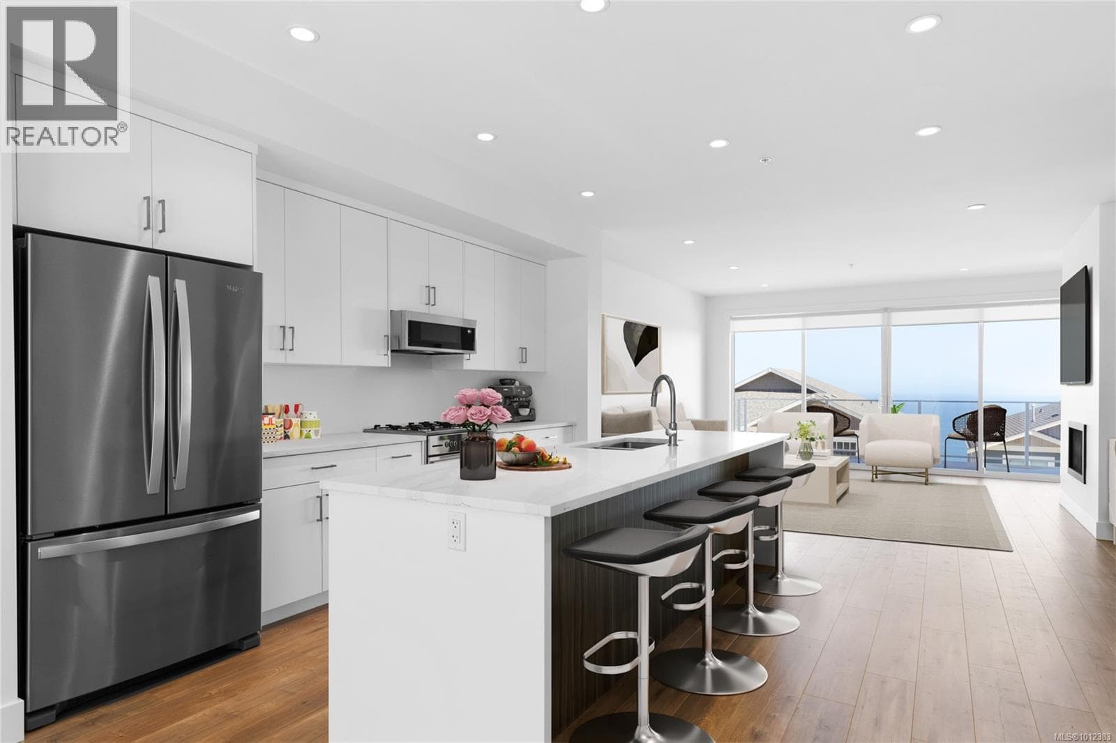 106 151 Royal Pacific Way — photo 4