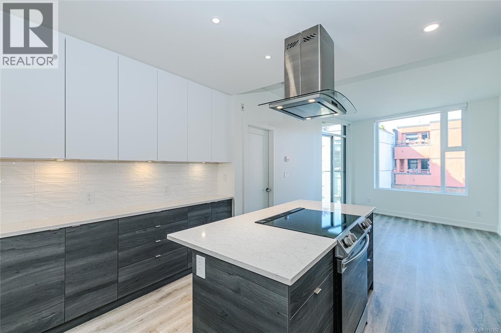 715 1628 Store St, Victoria — photo 3
