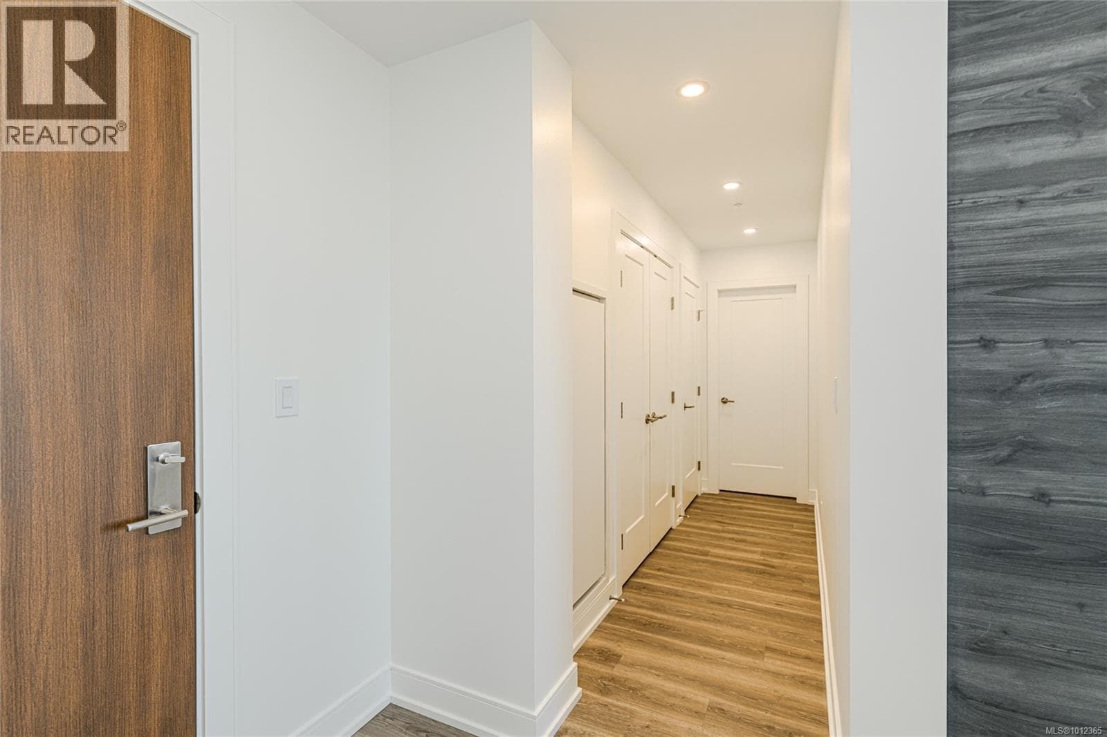 905 1628 Store St, Victoria — photo 3