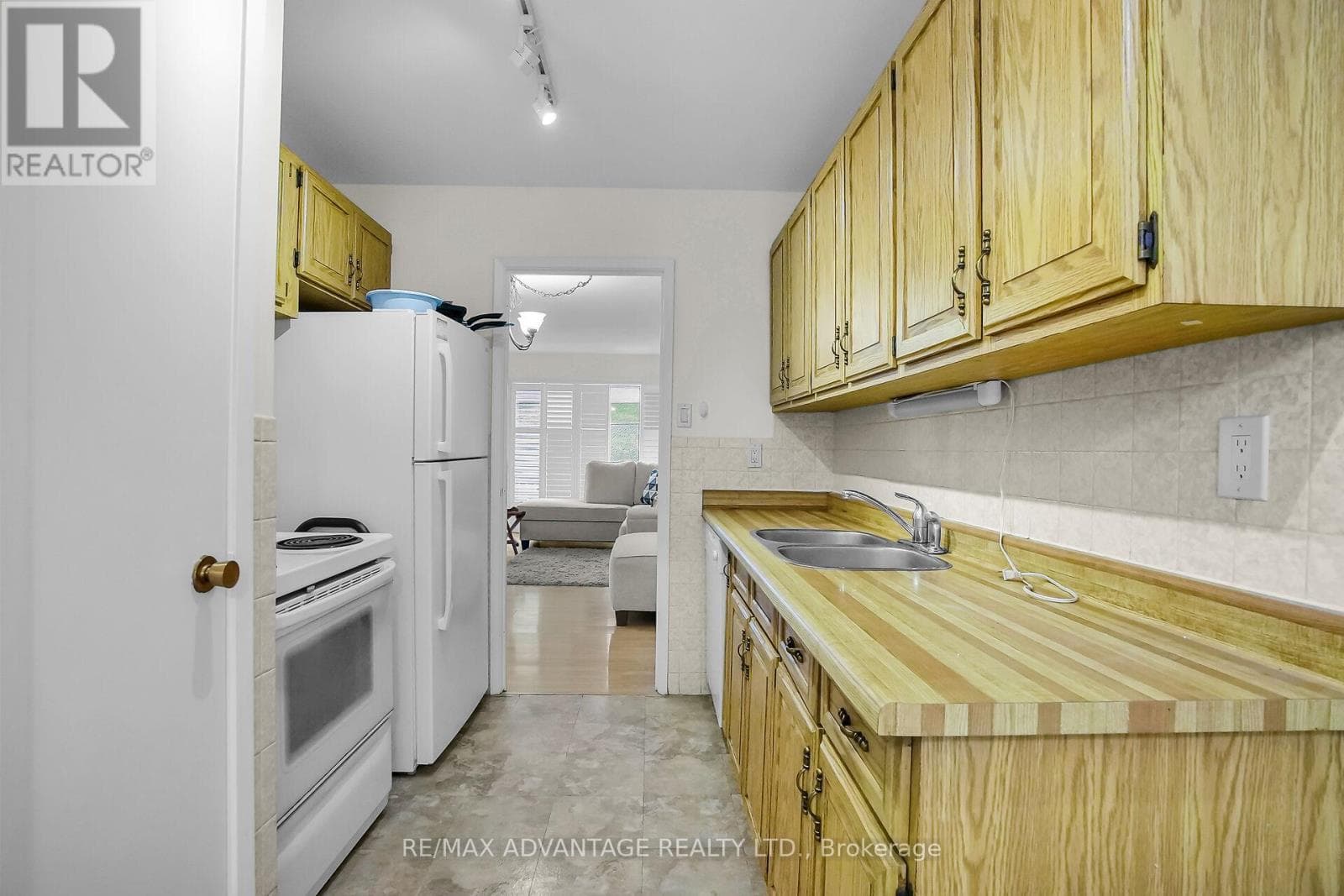 60 - 634 WONDERLAND ROAD S in Westmount