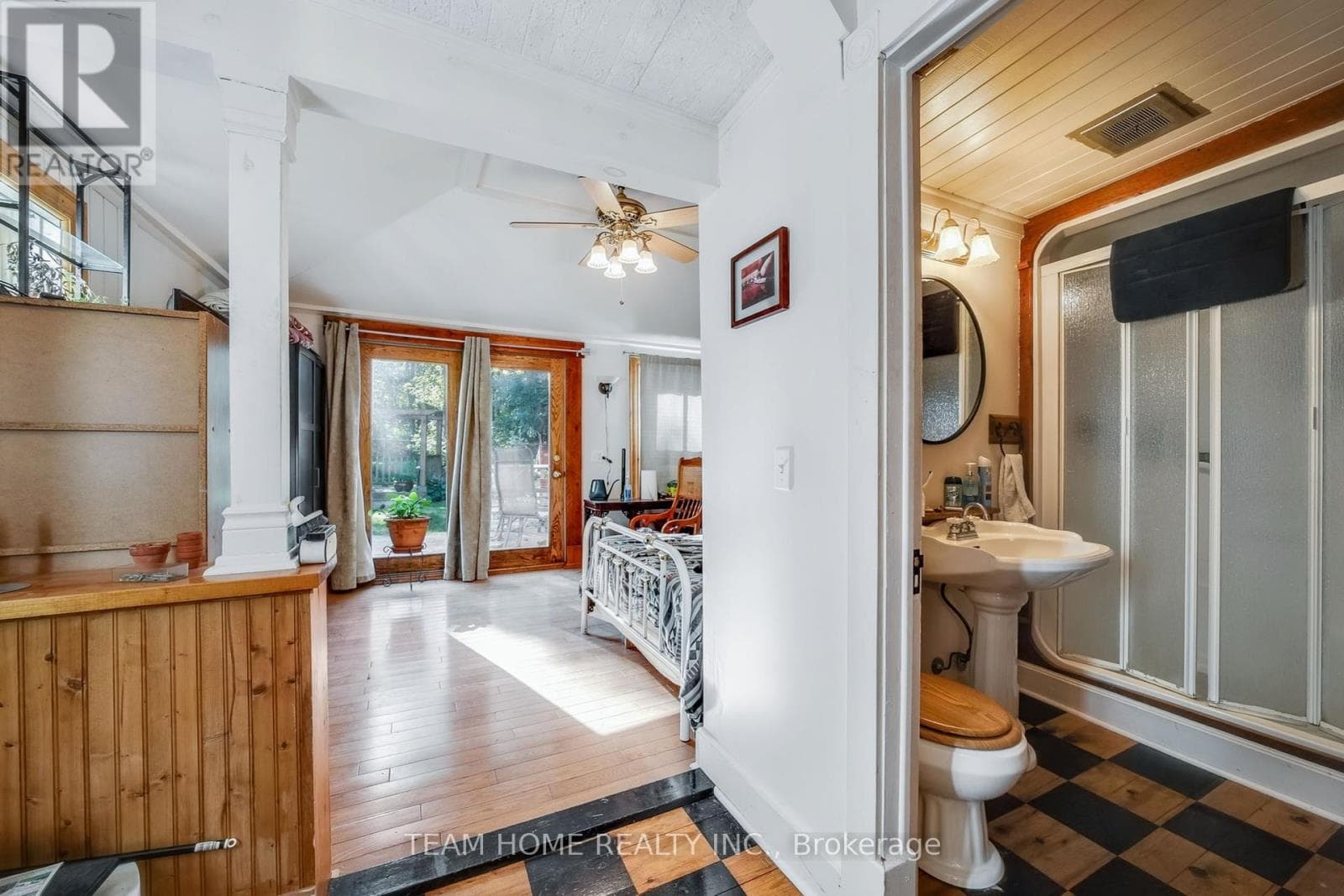 3 DUNDAS STREET E in 