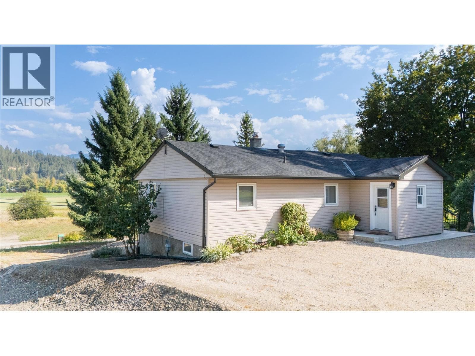 2506 SHUSWAP AVENUE, Interior REALTORS® — photo 2