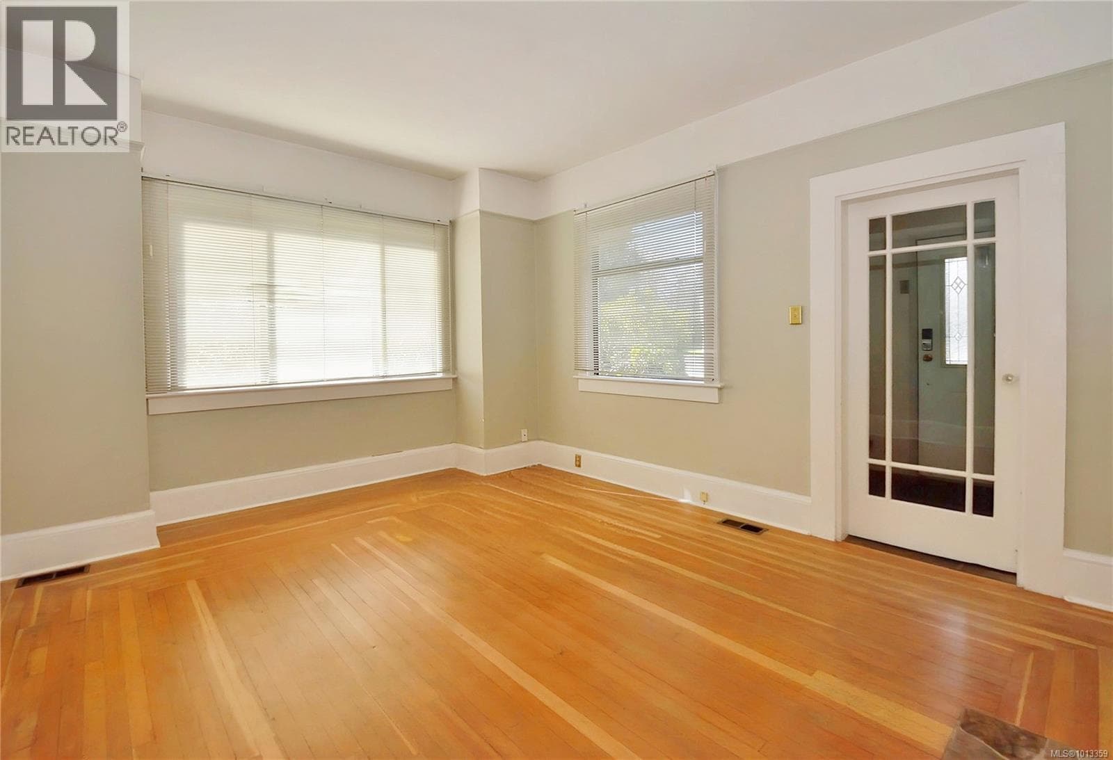350 STEWART AVENUE, Vancouver Island — photo 2