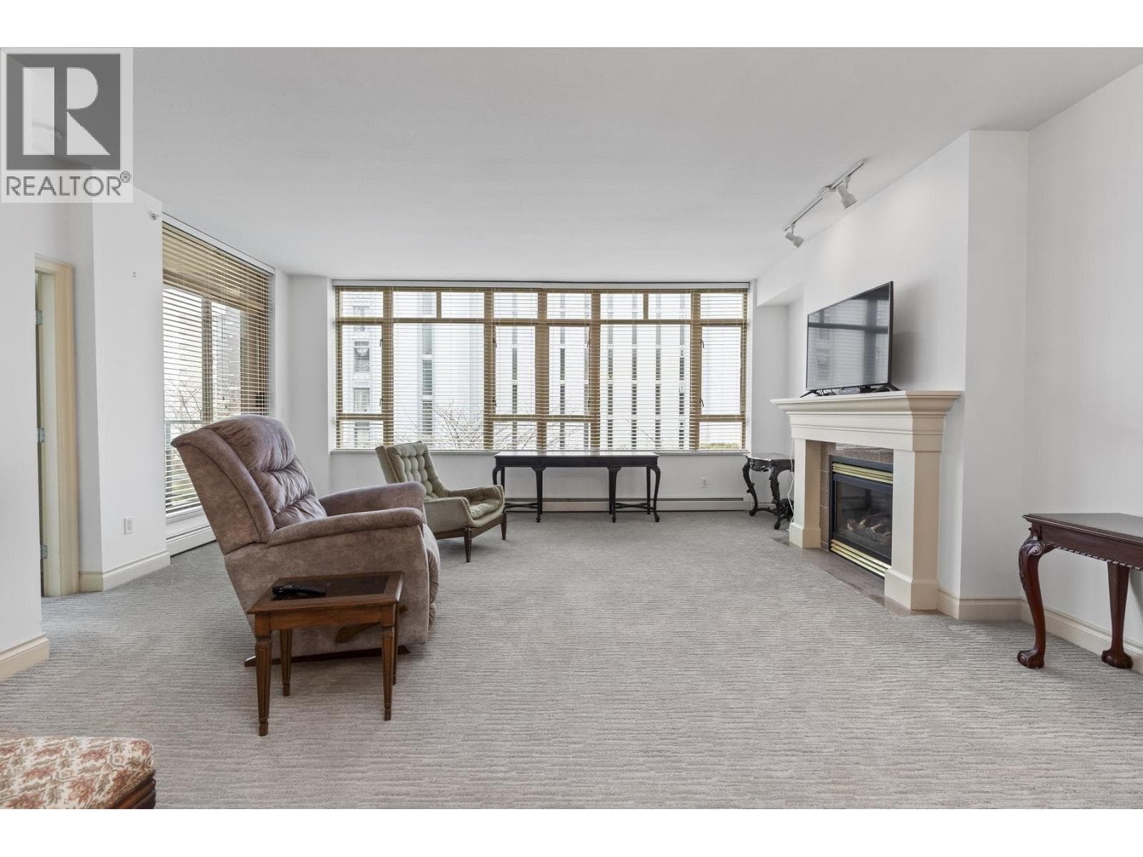 205 1896 MARINE DRIVE — photo 5