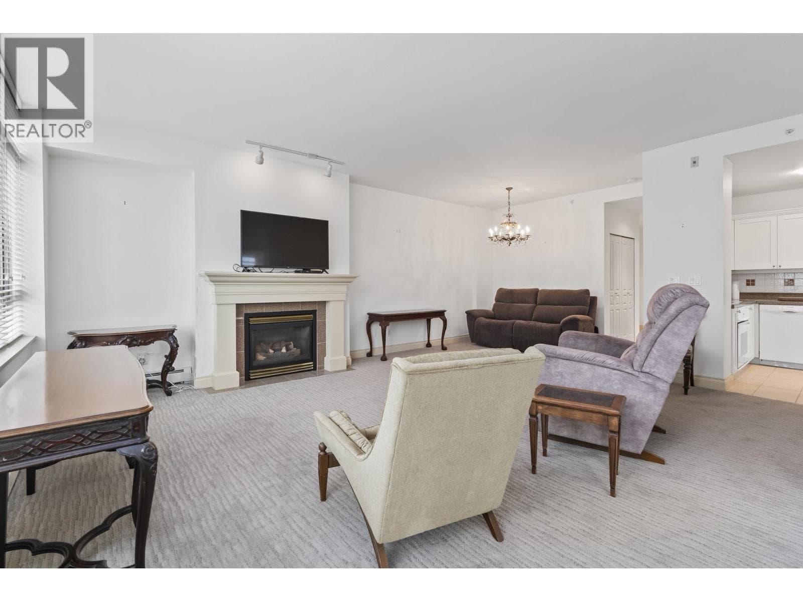 205 1896 MARINE DRIVE — photo 2