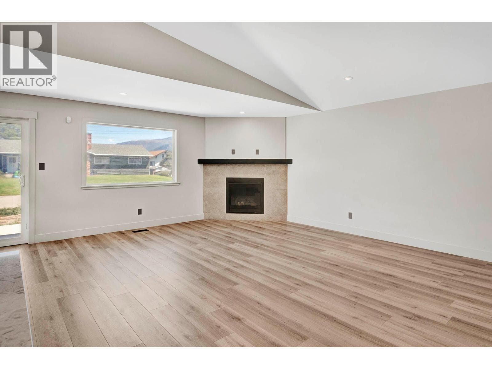312 ARBUTUS Street Unit# 27, Interior REALTORS® — photo 4