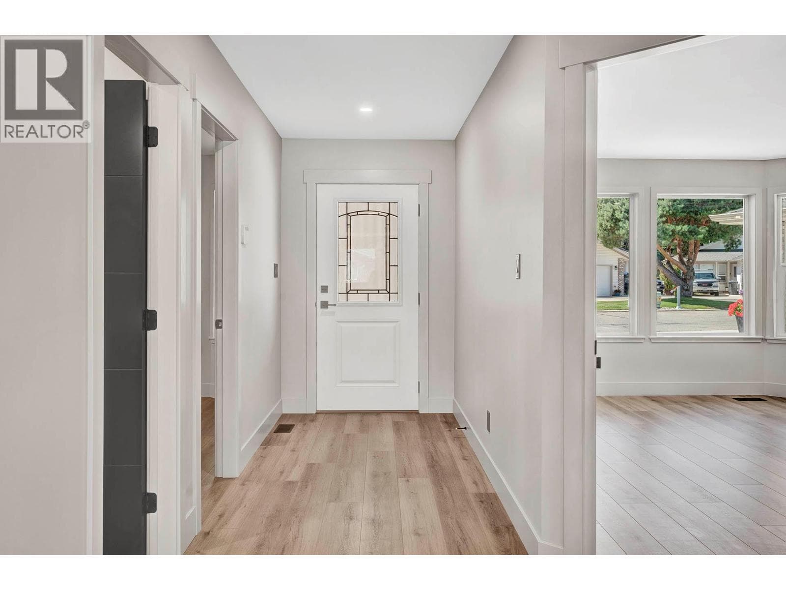 312 ARBUTUS Street Unit# 27, Interior REALTORS® — photo 3