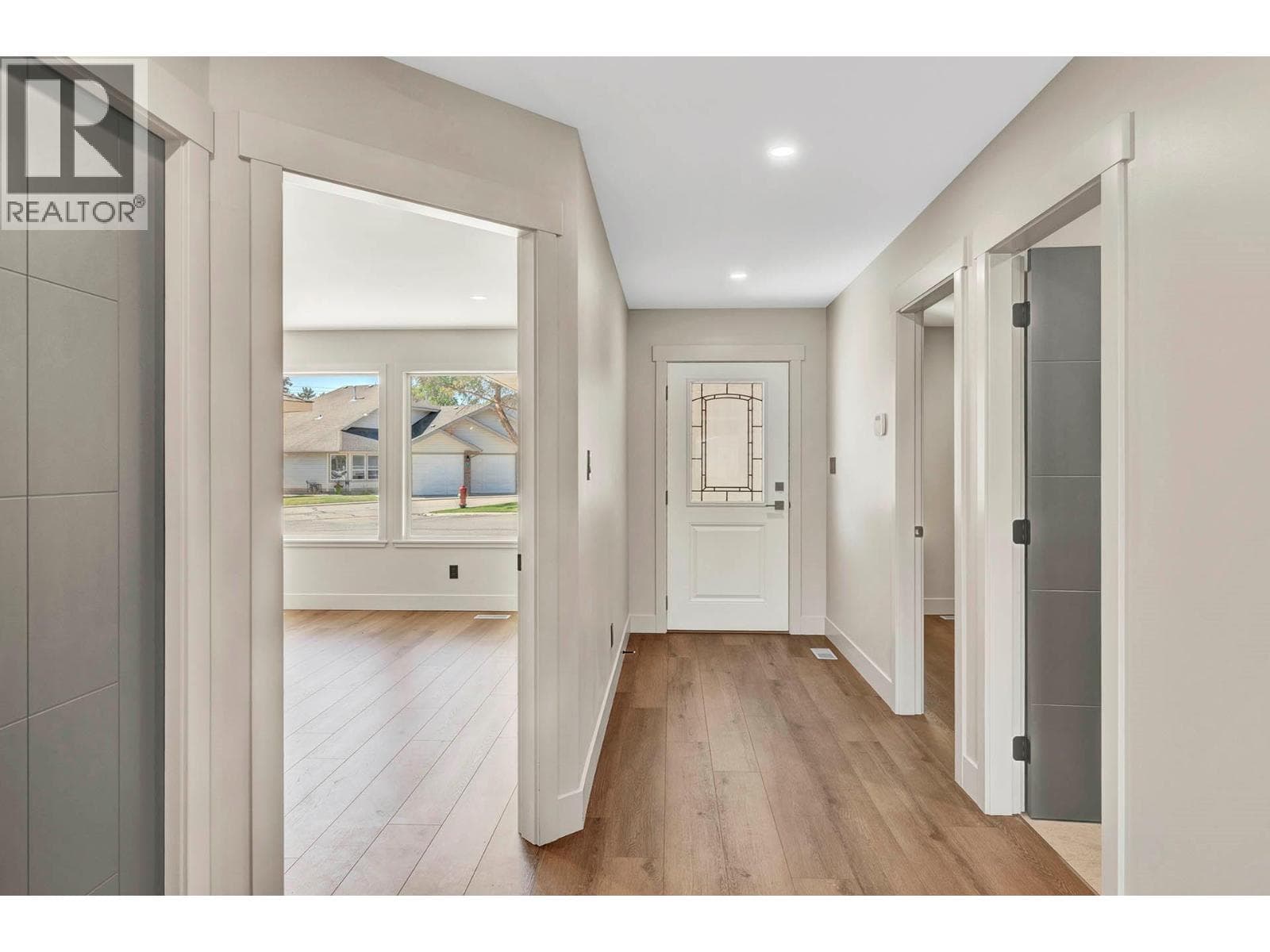 312 ARBUTUS Street Unit# 28, Interior REALTORS® — photo 3