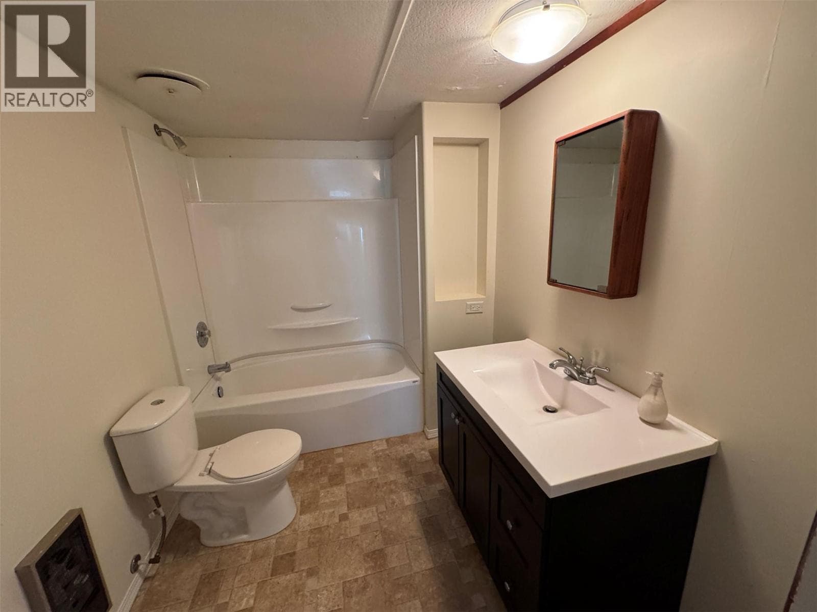 568 NORTH KIMBERLY AVENUE, Interior REALTORS® — photo 4