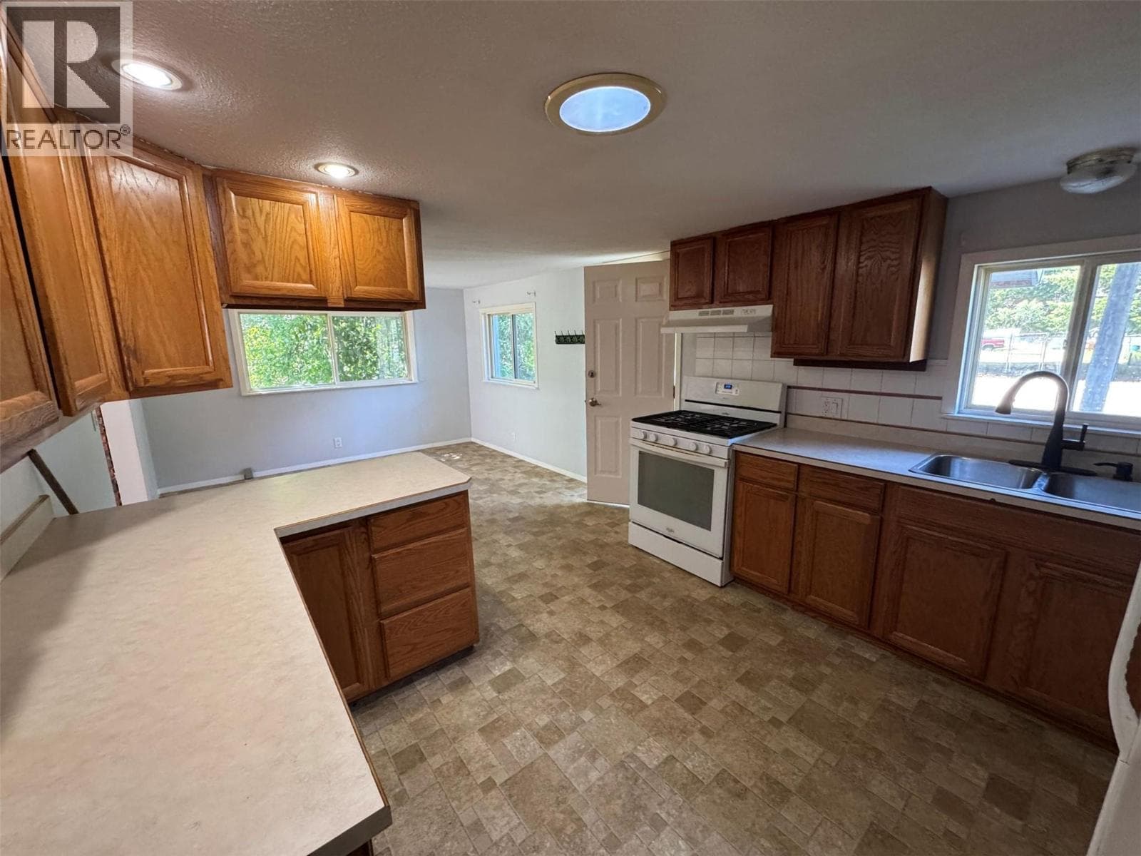 568 NORTH KIMBERLY AVENUE, Interior REALTORS® — photo 2