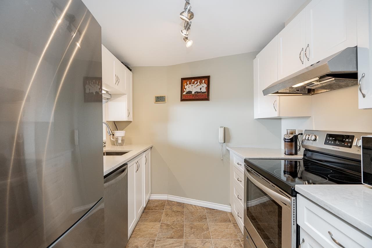 502 15111 RUSSELL AVENUE, Fraser Valley — photo 3