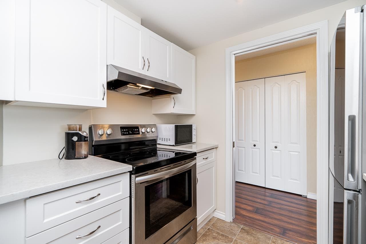 502 15111 RUSSELL AVENUE, Fraser Valley — photo 4
