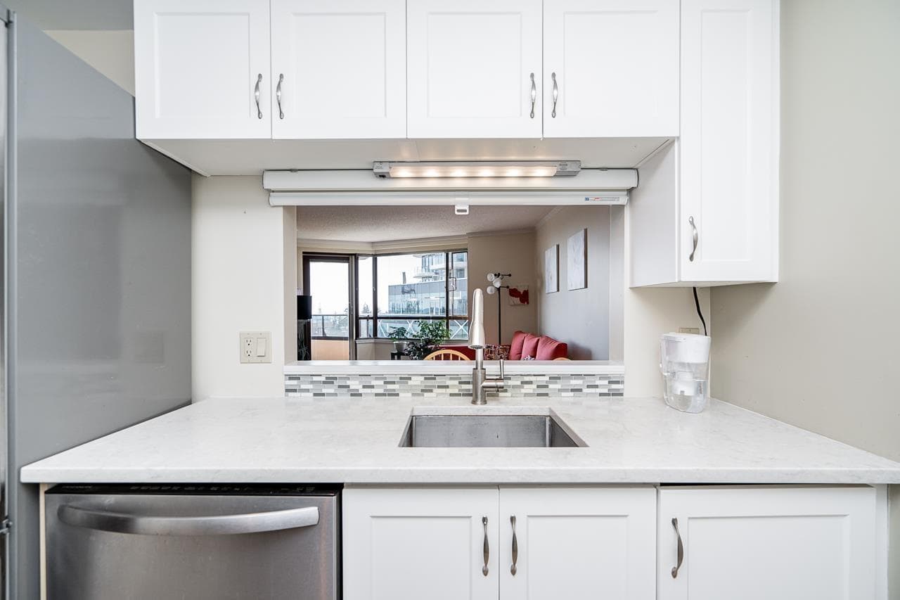 502 15111 RUSSELL AVENUE, Fraser Valley — photo 5