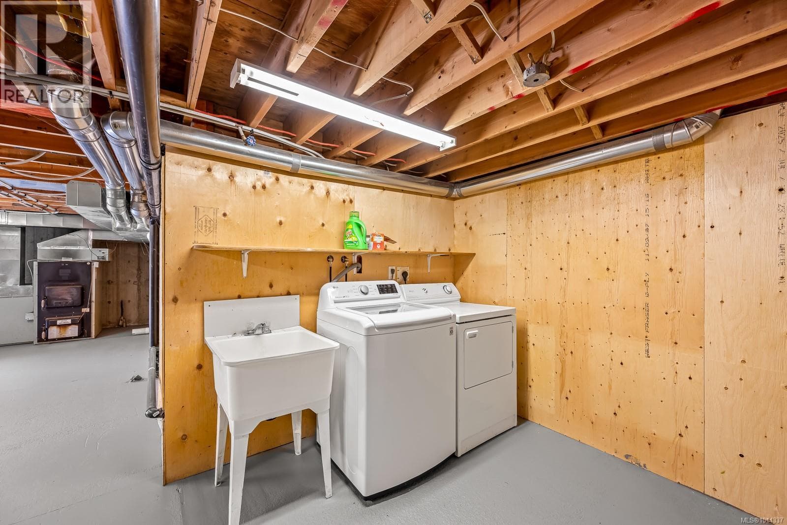 4867 LORNA LANE, Vancouver Island — photo 3