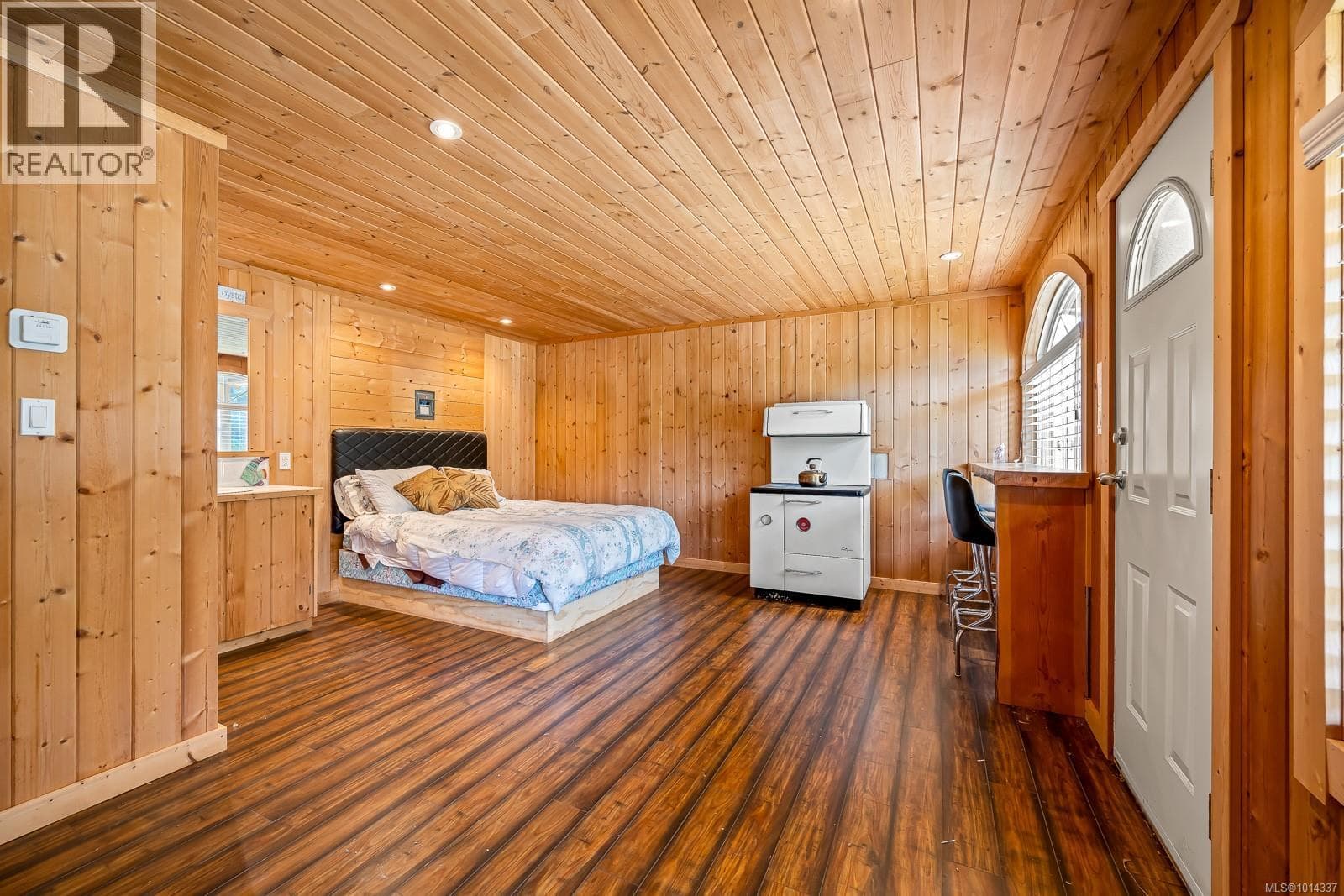 4867 LORNA LANE, Vancouver Island — photo 4
