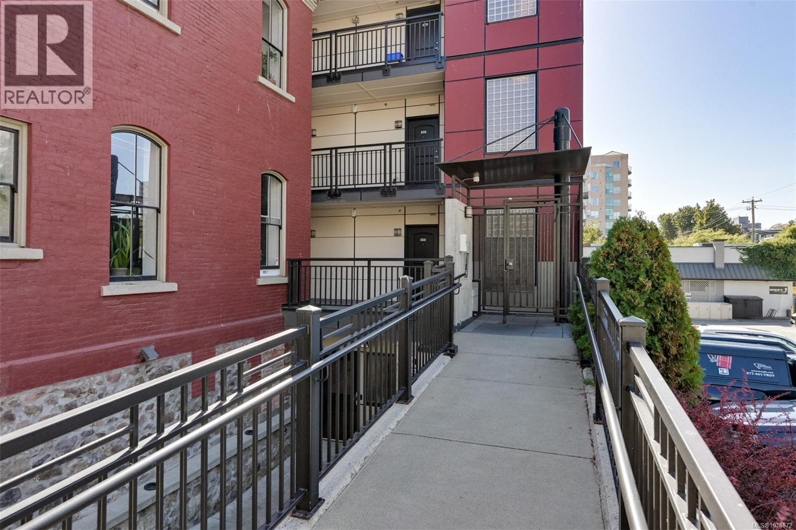 404 1007 JOHNSON STREET — photo 2