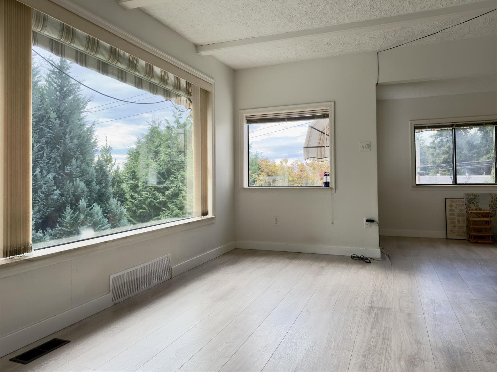 1352 OXFORD STREET, Fraser Valley — photo 3