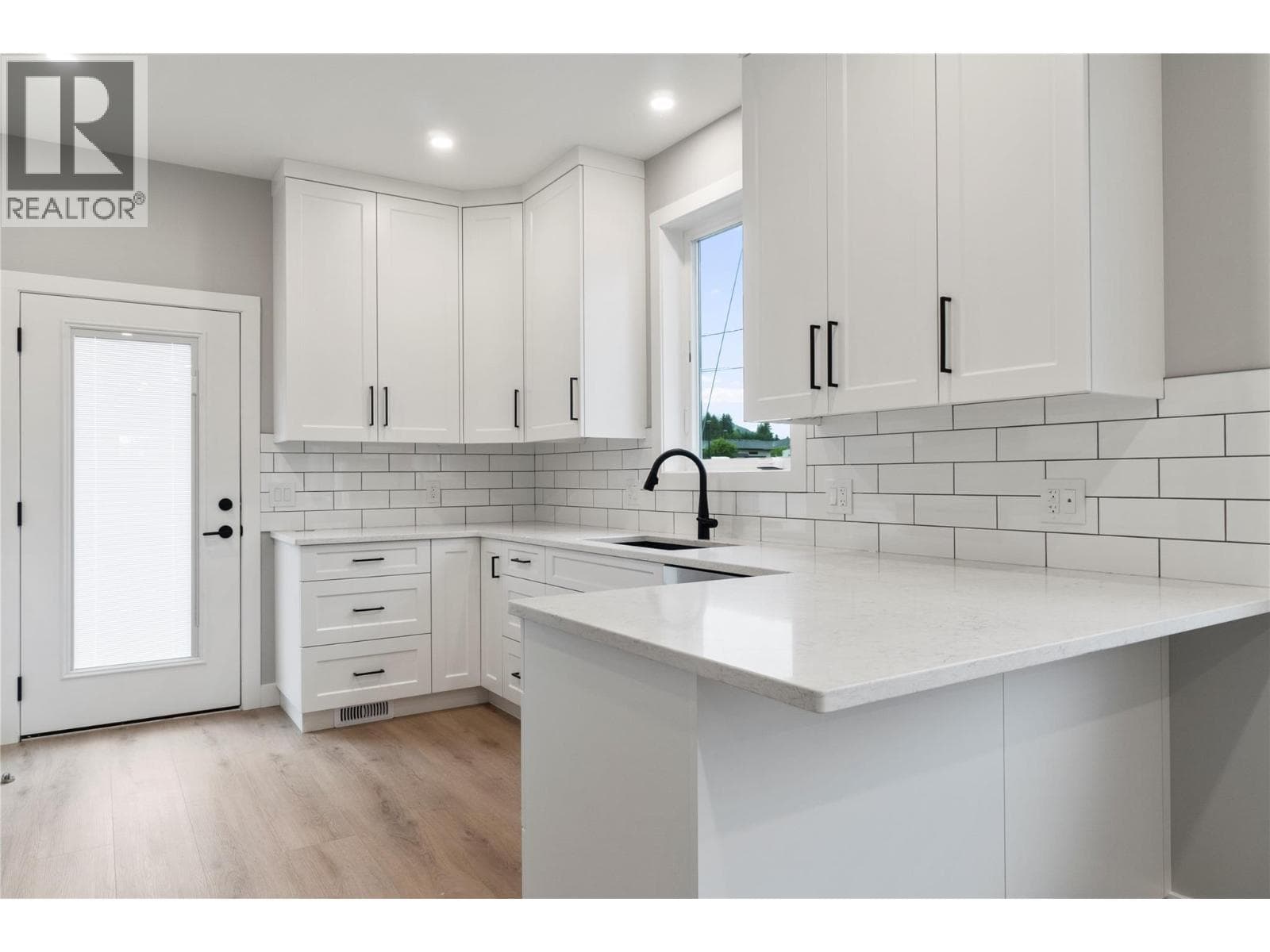 1330 10 STREET SOUTHWEST UNIT 14, Interior REALTORS® — photo 2