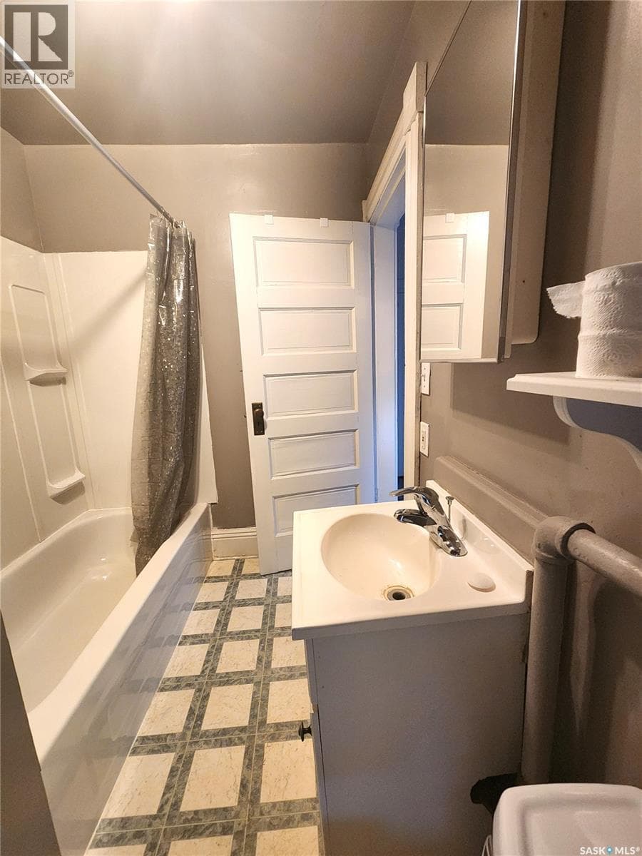 1233 2ND STREET, Saskatchewan — photo 2