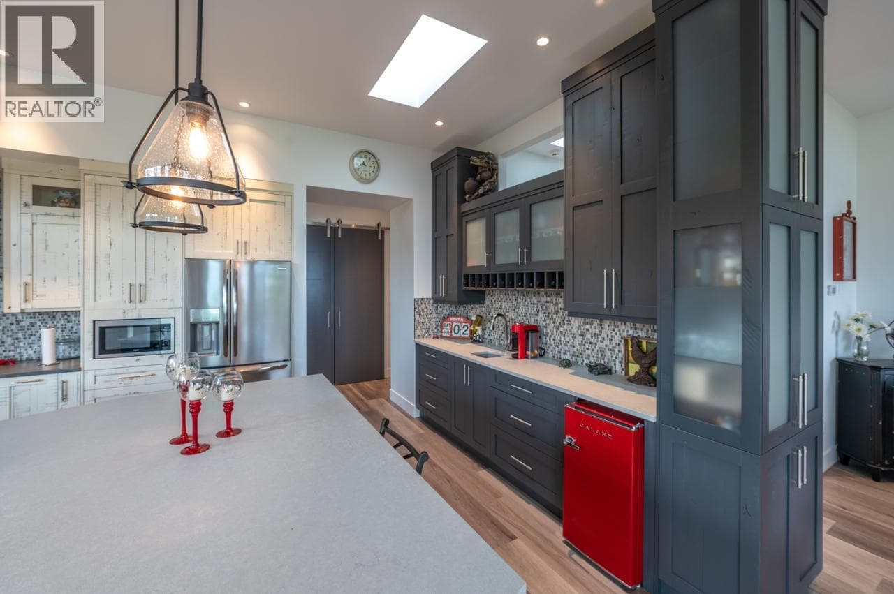 88 LAKESHORE DRIVE EAST, Interior REALTORS® — photo 5