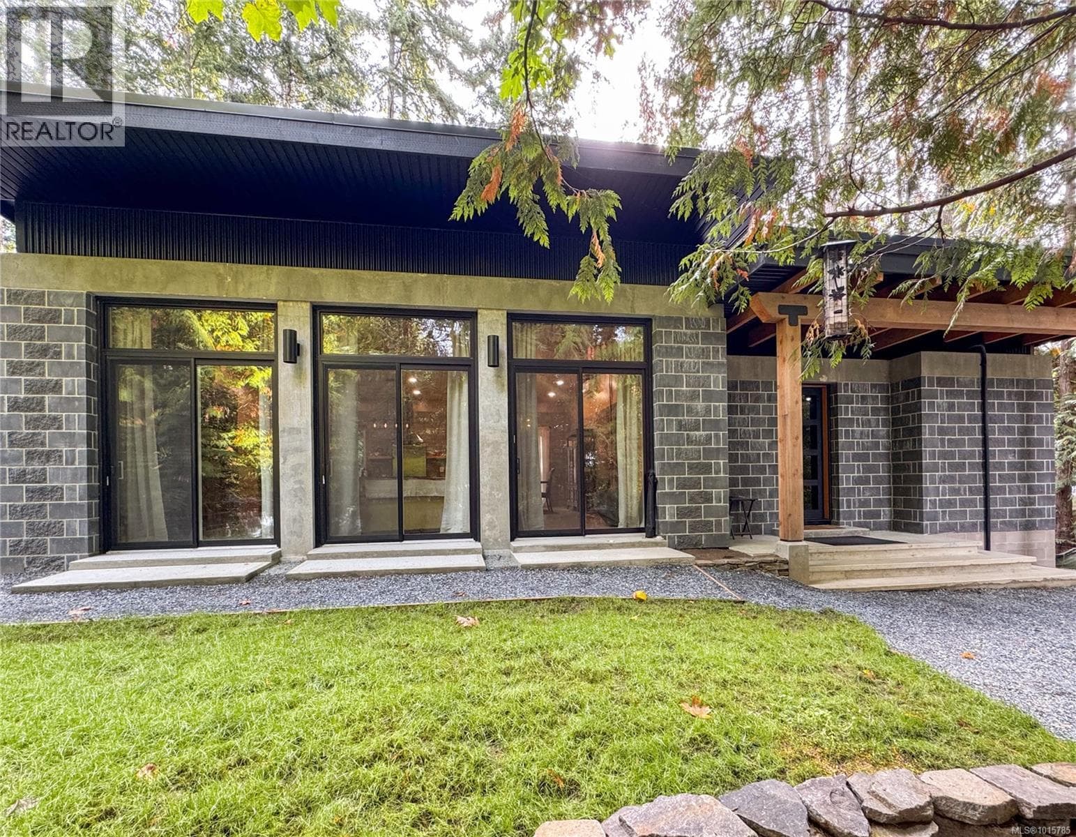 362 SPRUCE AVENUE, Vancouver Island — photo 2