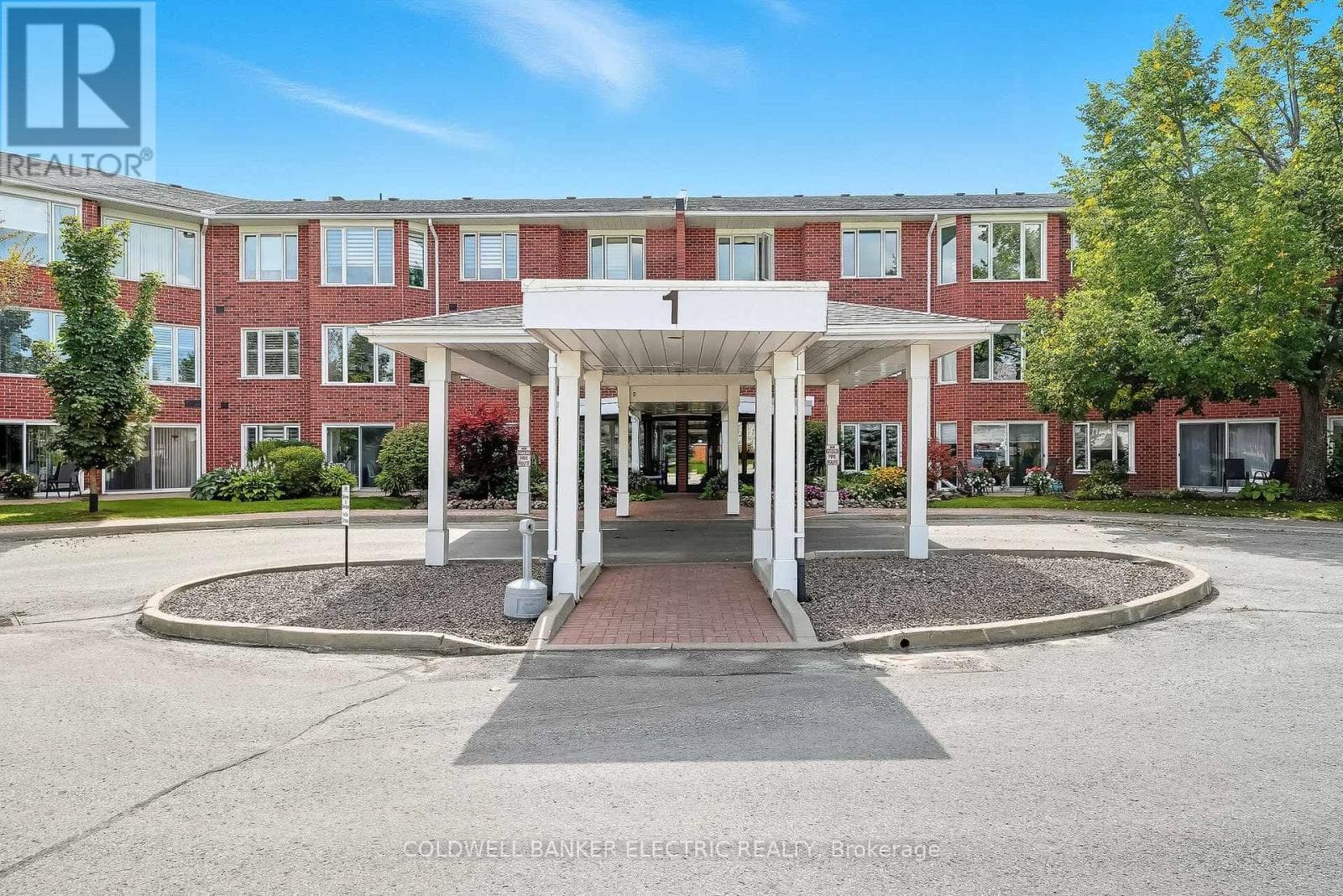 301 - 1 HERITAGE WAY in Lindsay
