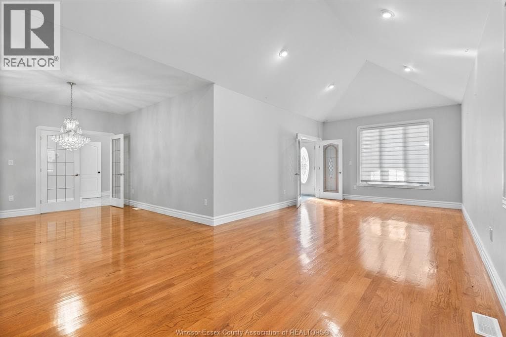 21 LAURENTIA DRIVE in 