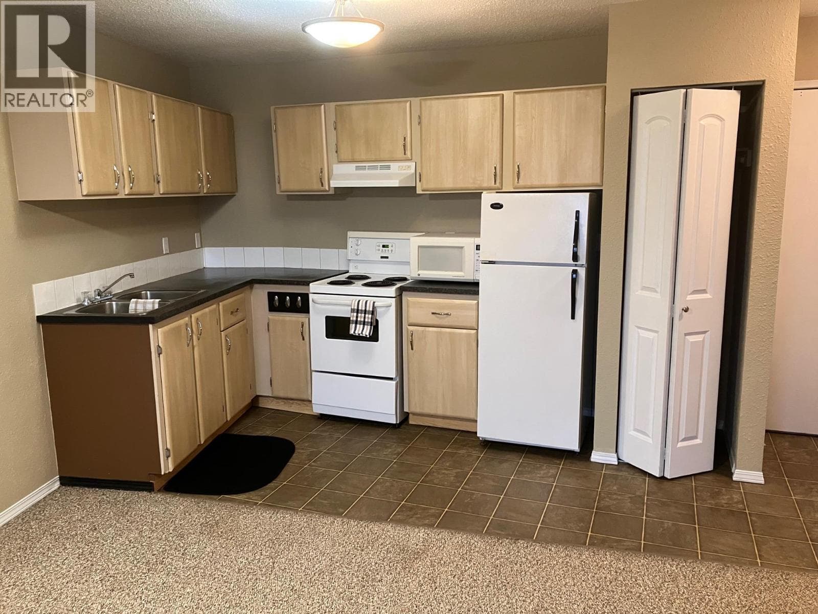 555 DALGLEISH DRIVE UNIT 401, Interior REALTORS® — photo 3