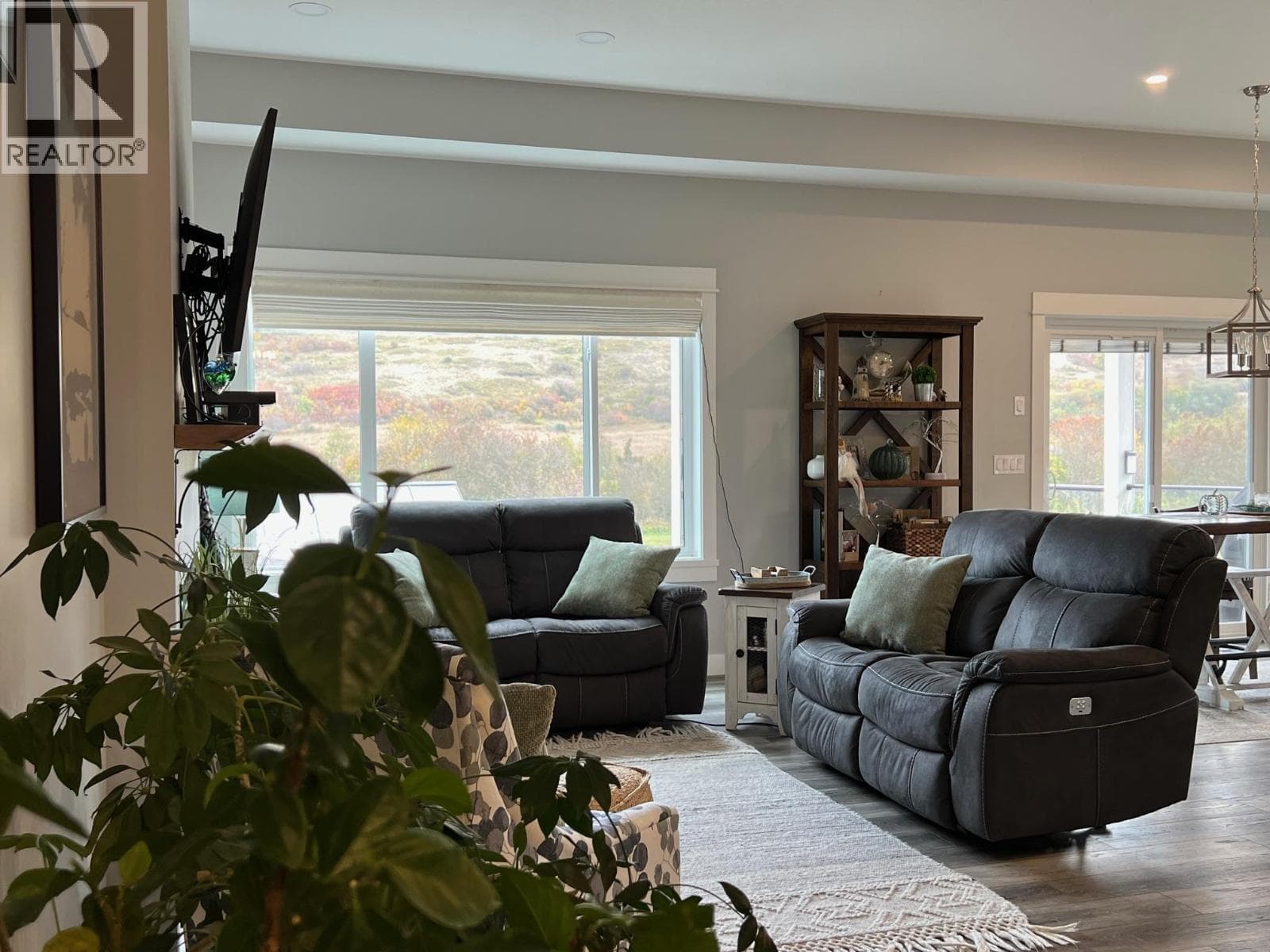 457 4 th Street, Interior REALTORS® — photo 3