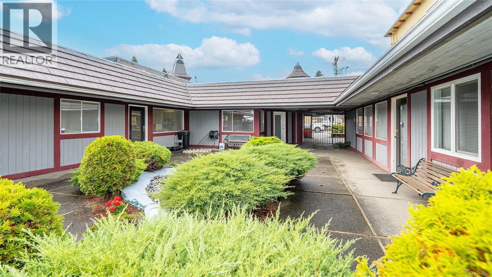 9747 WILLOW STREET, Vancouver Island — photo 3