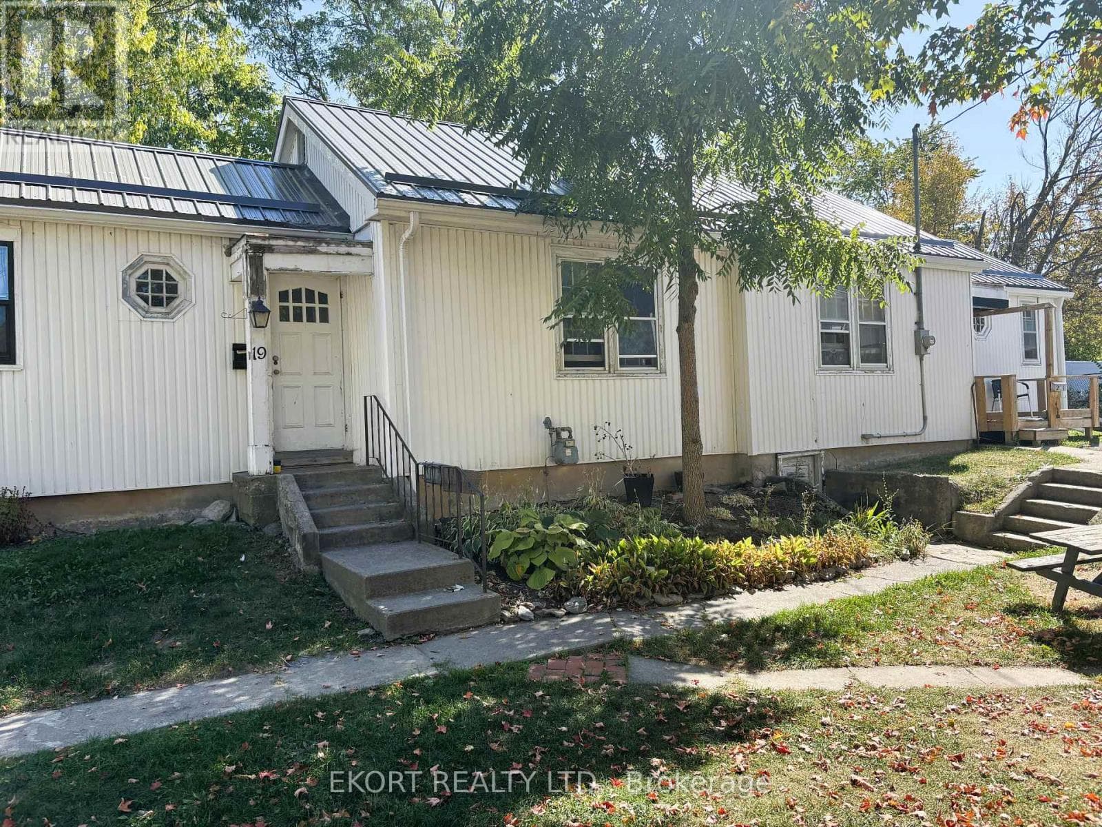 17-23 MOIRA STREET W, Central Lakes — photo 2