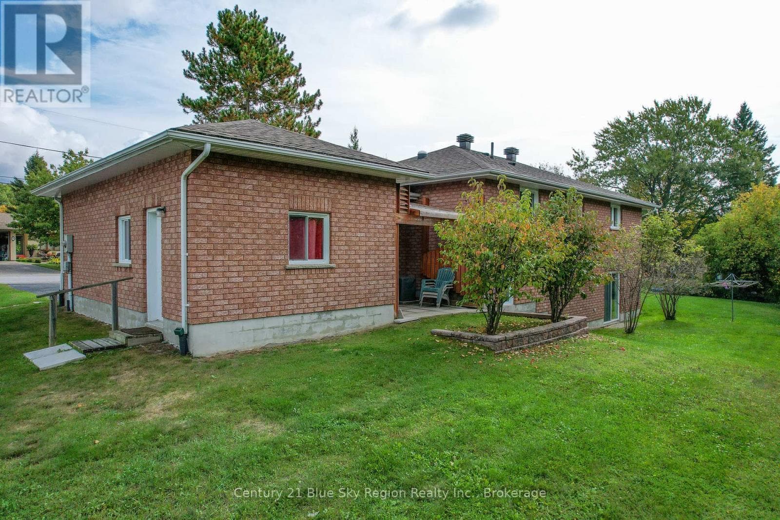 363 MAIN STREET, North Bay — photo 3