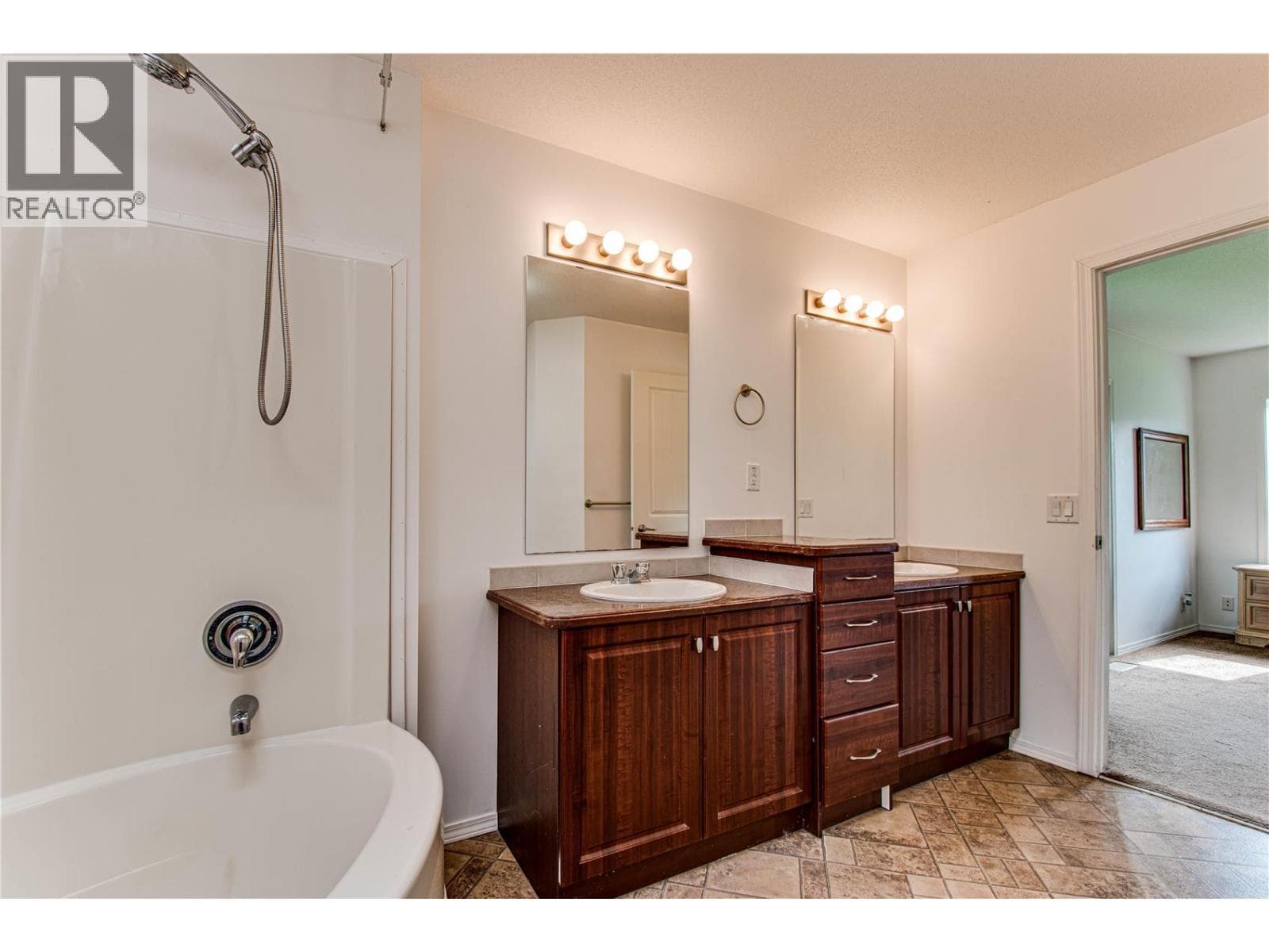 31 VIOLET ROAD, Interior REALTORS® — photo 4
