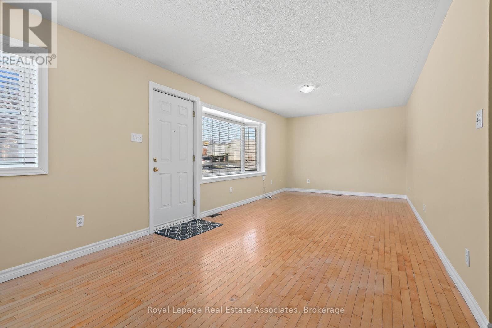7 REXWAY DRIVE, Toronto — photo 3