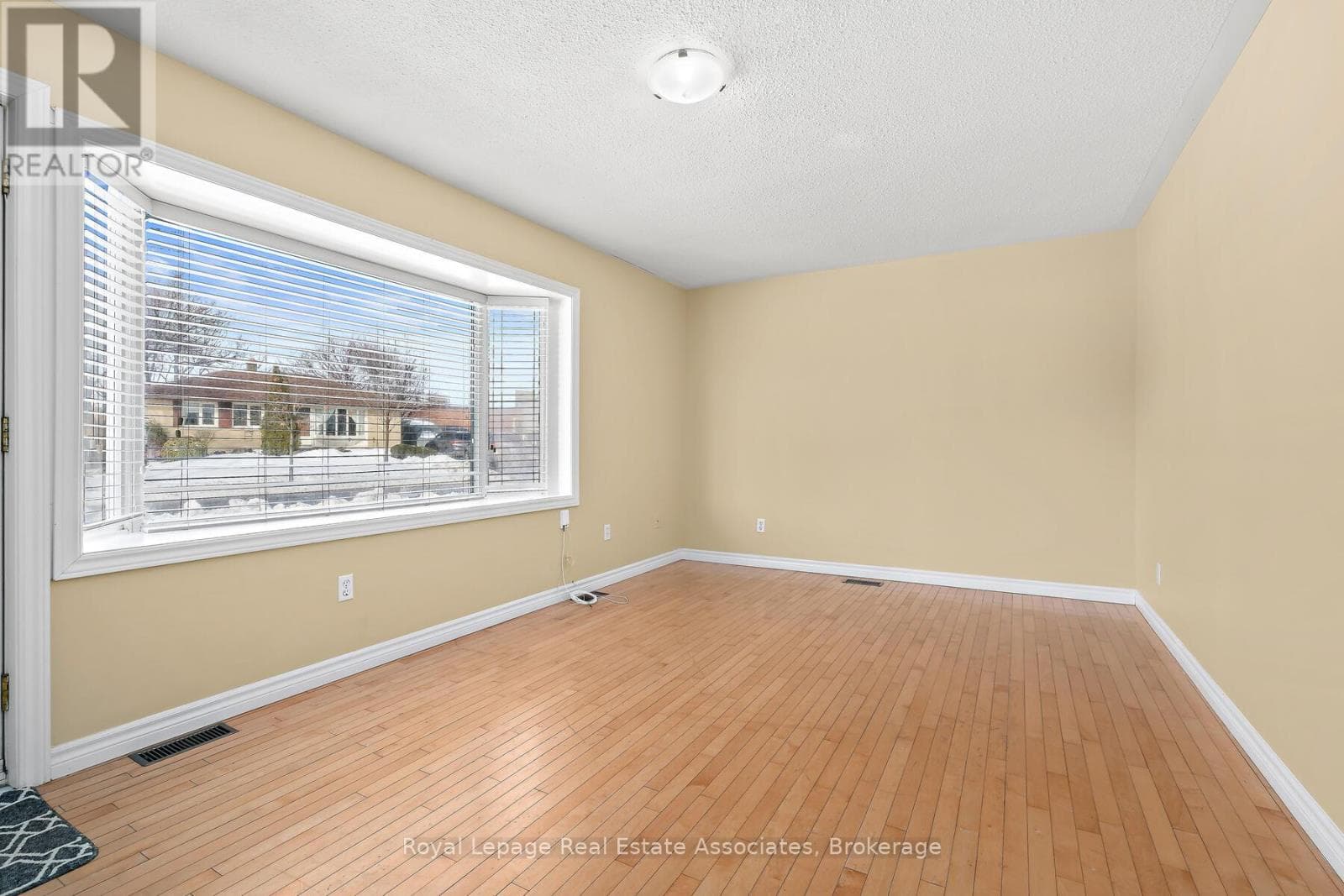 7 REXWAY DRIVE, Toronto — photo 4