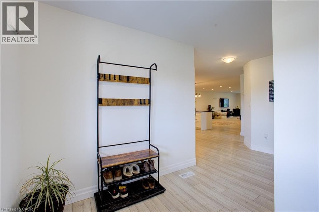 11 MALCOLM CRESCENT — photo 4