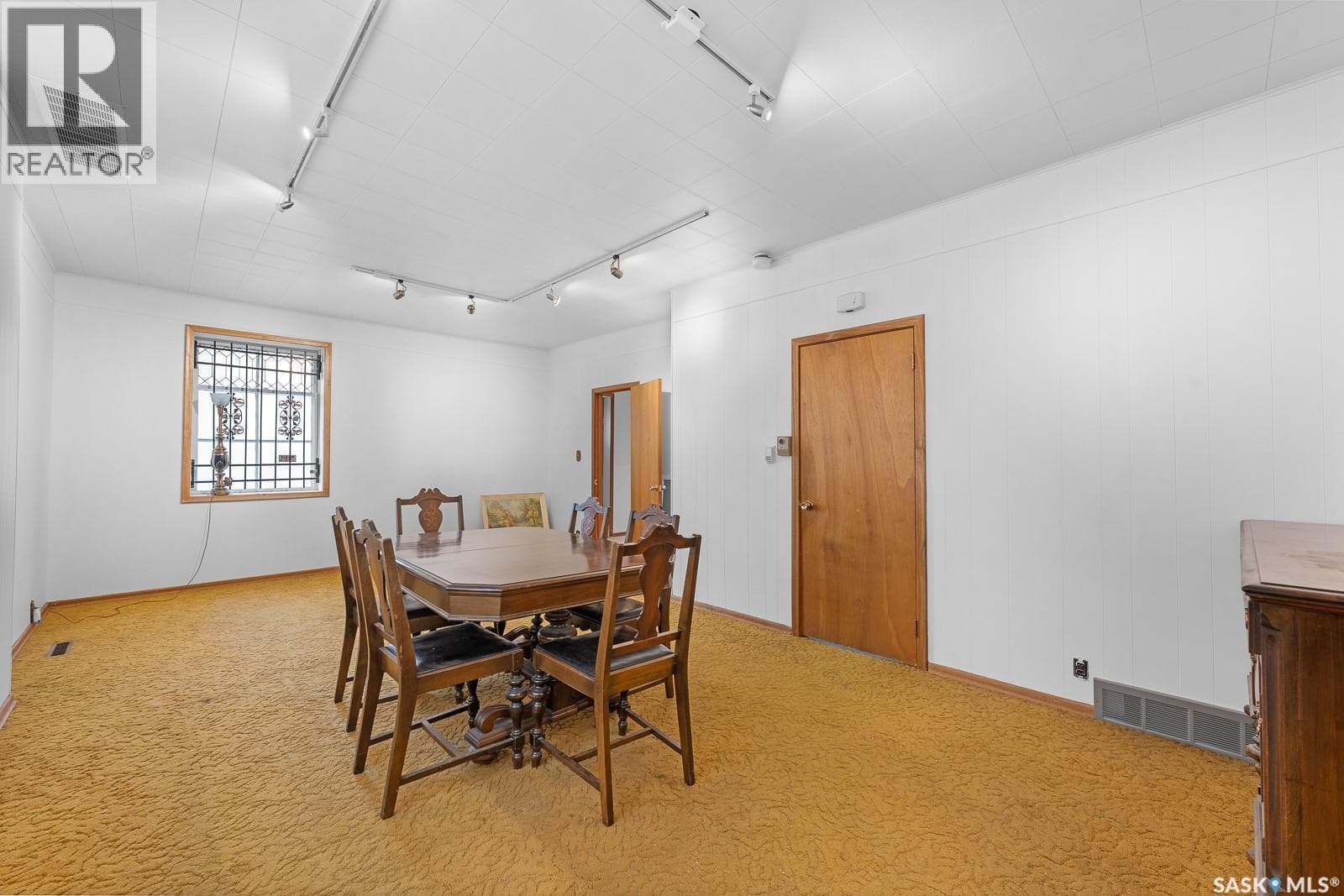 1200 VICTORIA AVENUE — photo 3
