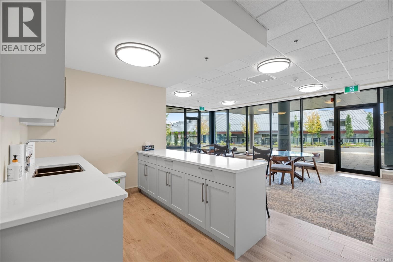 202 3529 Dolphin Dr — photo 3
