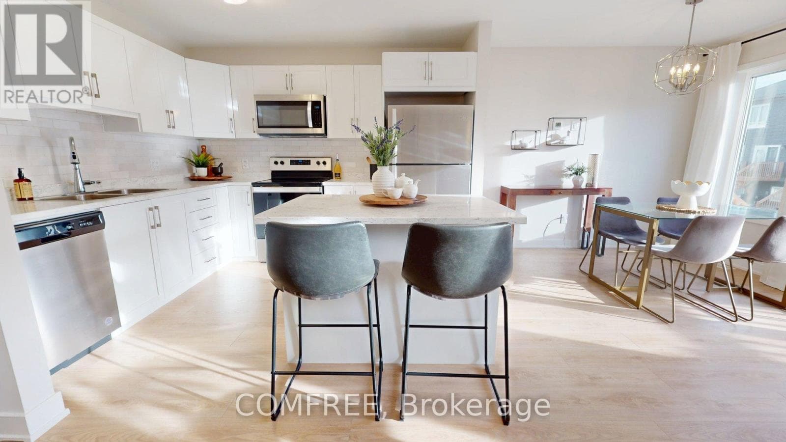 63 WHITCOMB CRESCENT — photo 2