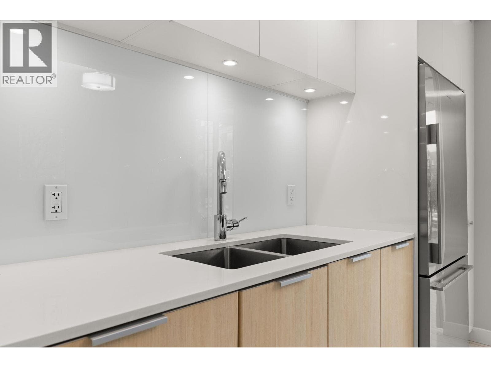 207 111 E 3RD STREET — photo 5