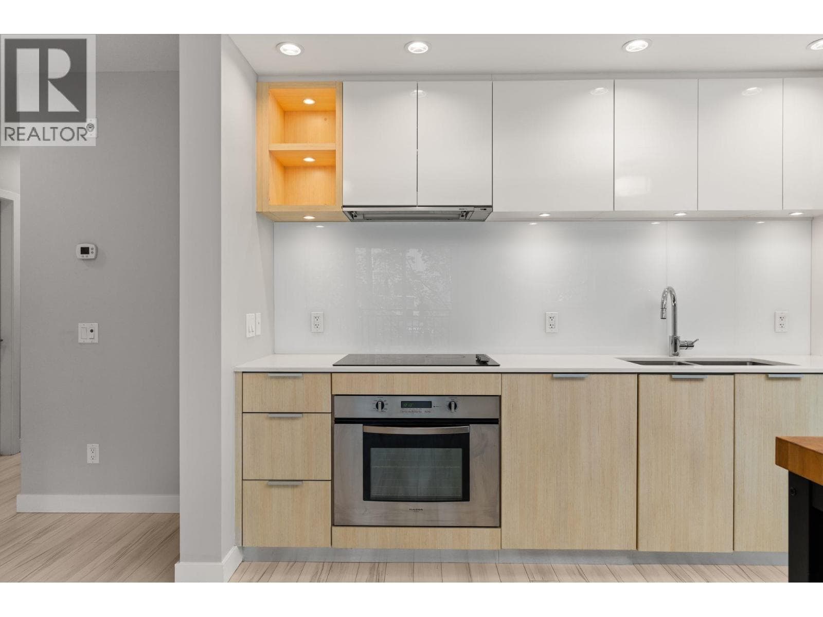 207 111 E 3RD STREET — photo 4
