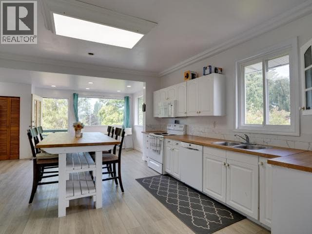 4279 JOYCE AVENUE, Powell River — photo 2