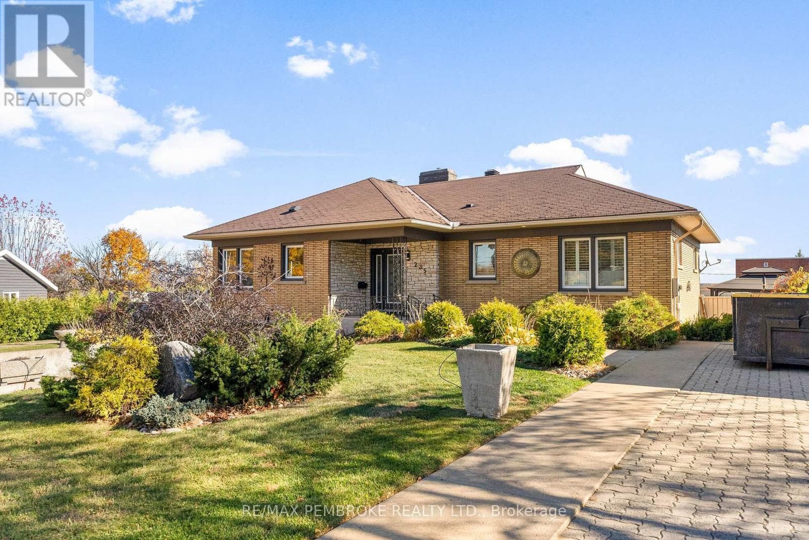 235 BROADVIEW DRIVE — photo 3