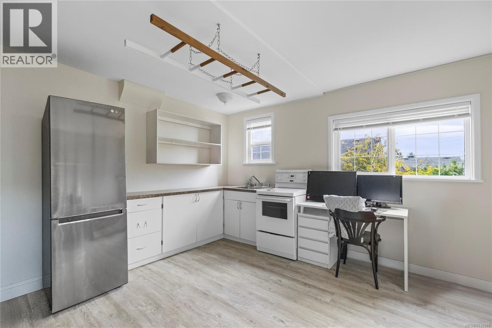 639 KENNEDY STREET, Vancouver Island — photo 4