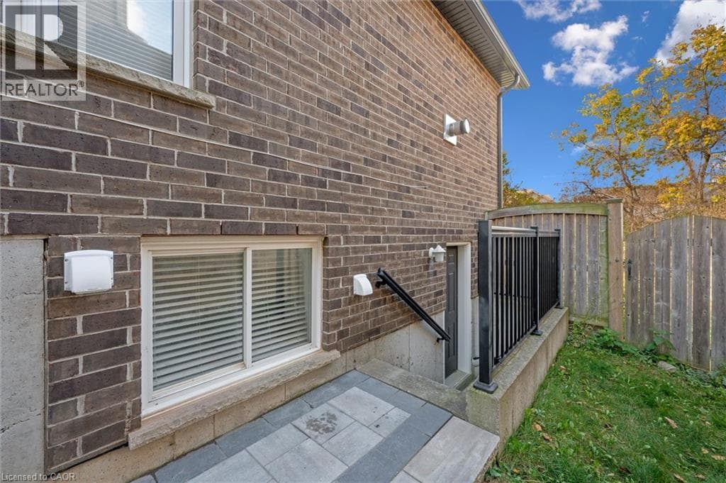 556 NETHERWOOD CRESCENT UNIT LOWER — photo 4