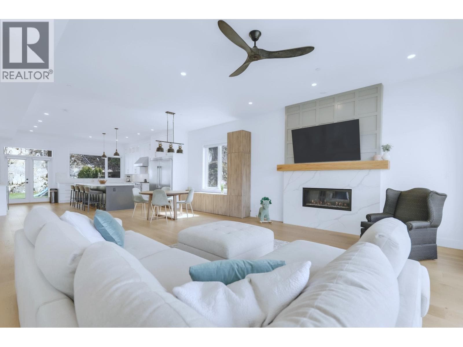 24 3385 MAMQUAM ROAD in