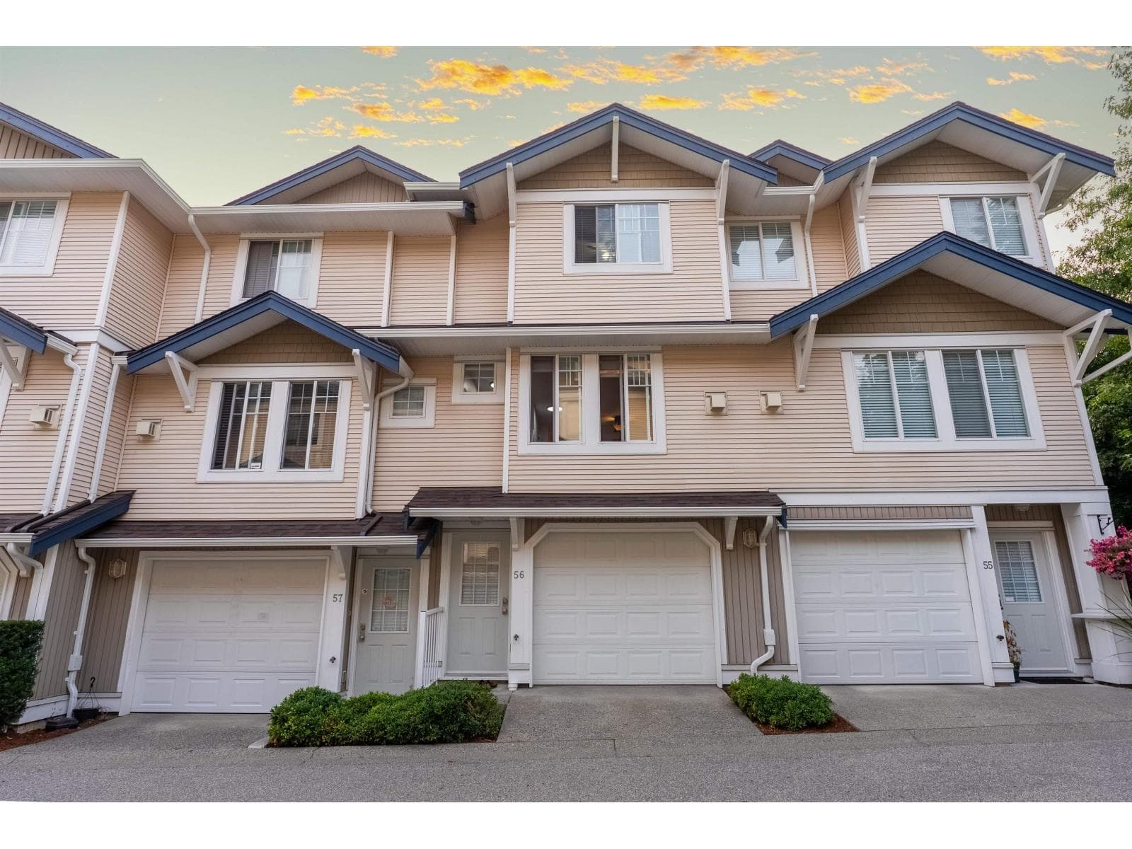 56 6533 121 STREET in Strawberry Hill