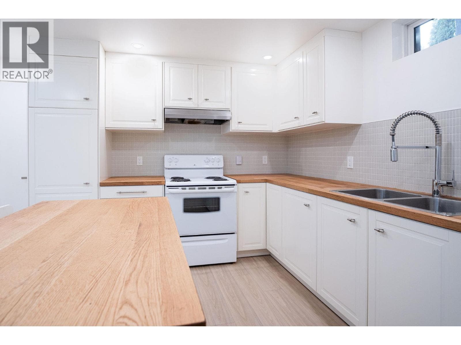 815 Fourth Street E, Interior REALTORS® — photo 3
