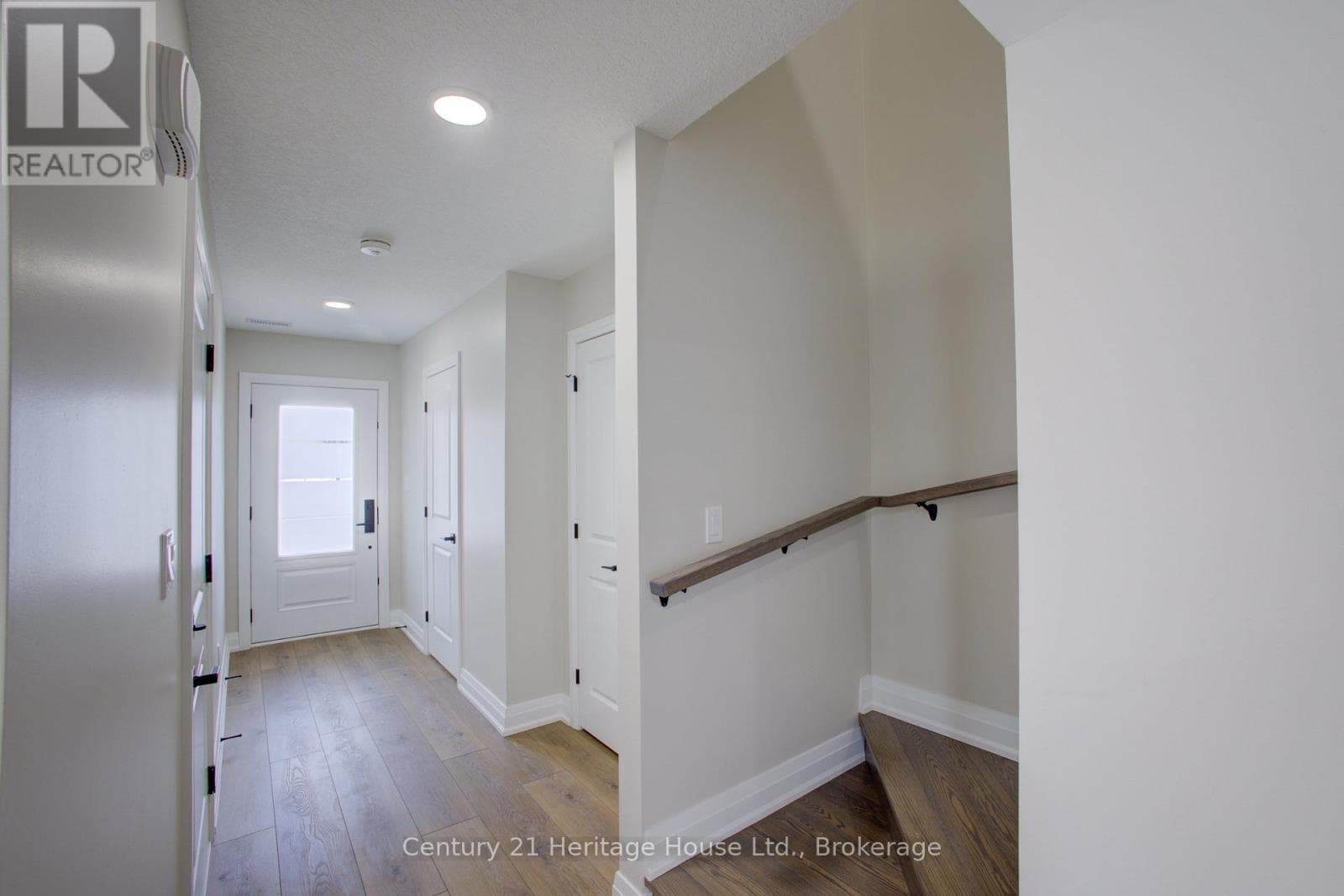 4 - 229 BRUCE STREET S — photo 2