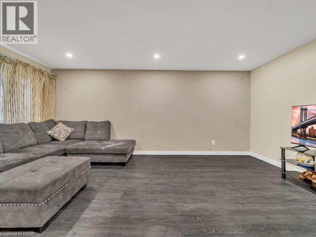 34 BELWOOD CRESCENT, Cornerstone — photo 5